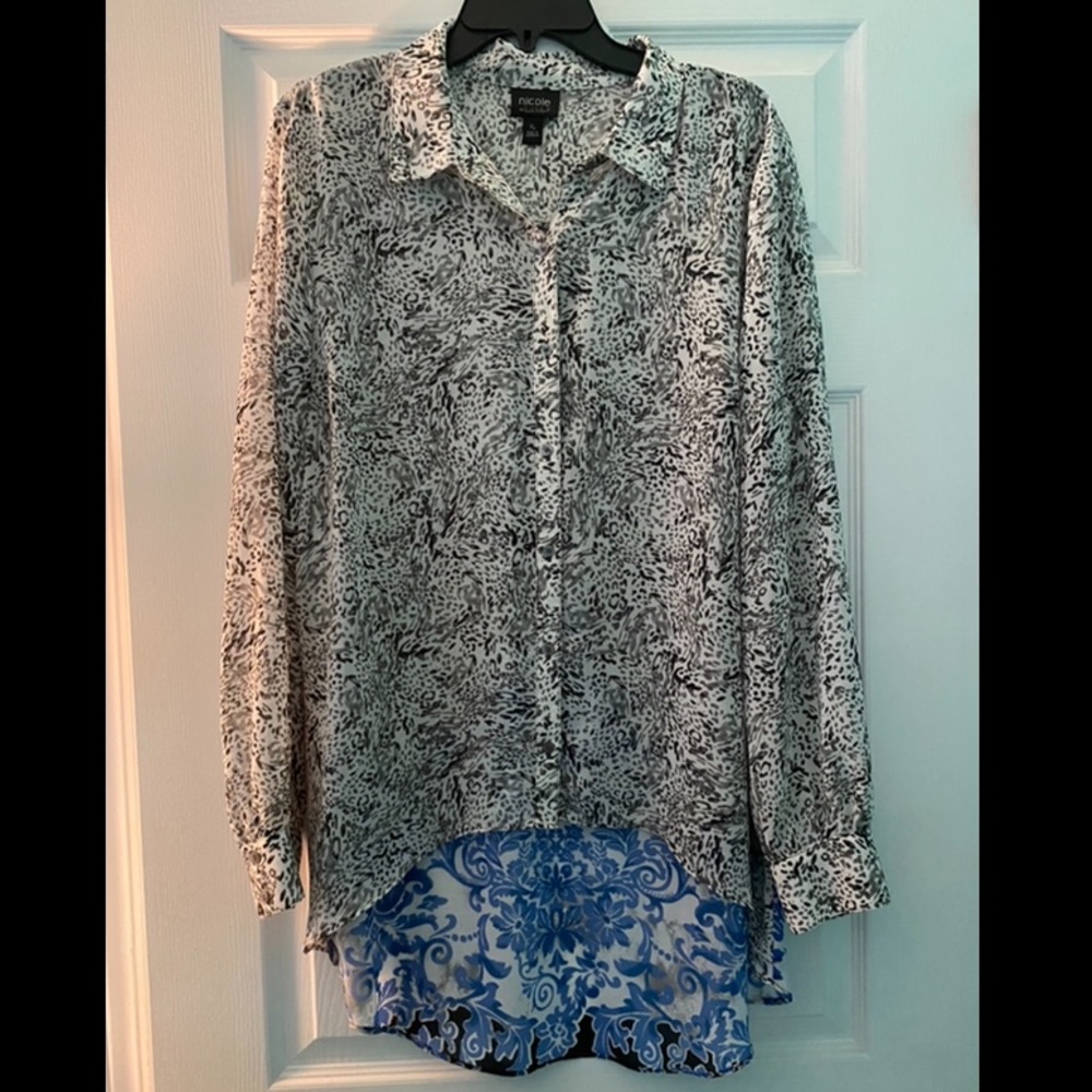 Women’s blouse with collar and long sleeve. Hi-low hem